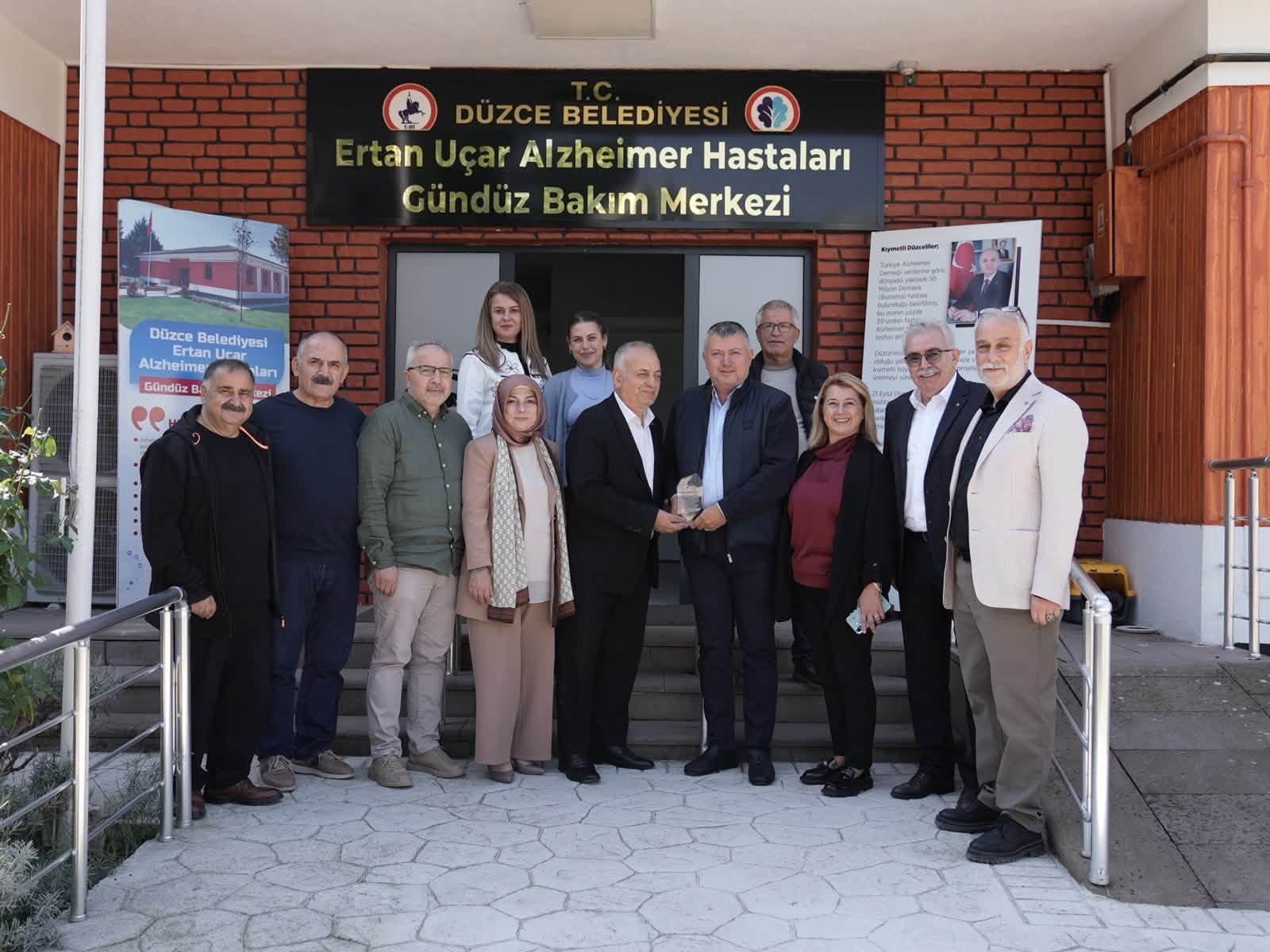 DÜZCE ALZHEİMER MERKEZİ’NE HAYRAN KALDI