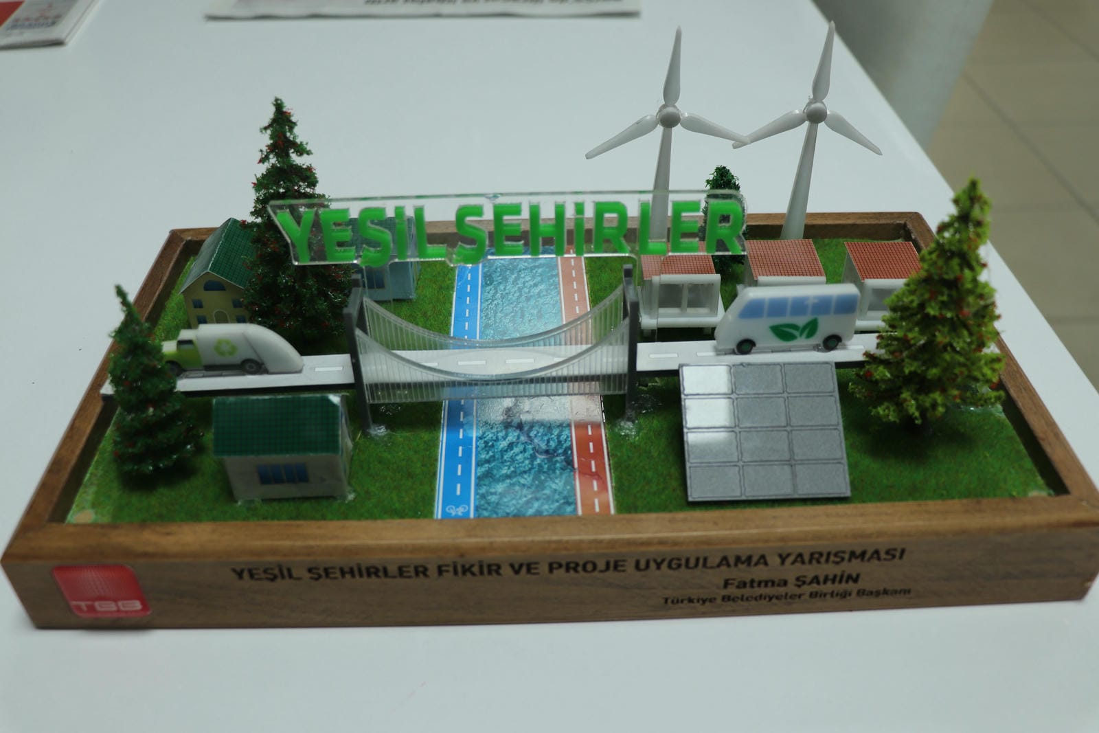 BAŞKAN ÖZLÜ’YE ÖDÜL ÜSTÜNE ÖDÜL