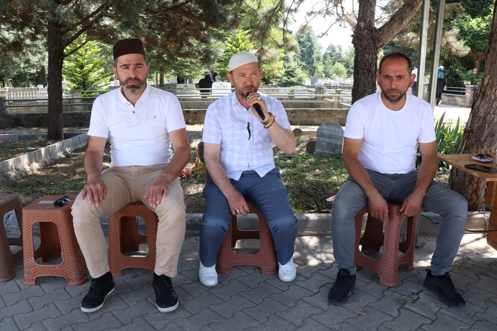 ŞEHİR MEZARLIĞINDA KUR’AN ZİYAFETİ