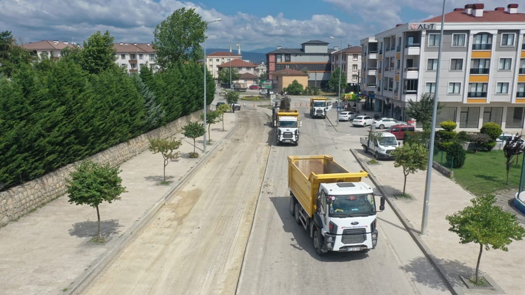 YOLLARIN ASFALTLANMASI HIZLA SÜRÜYOR