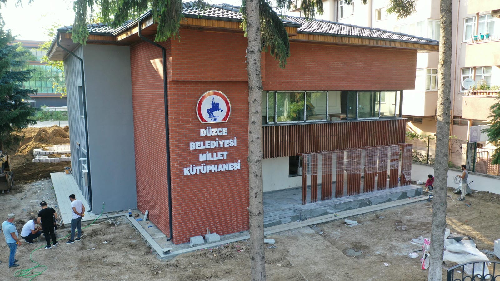 MİLLET, KÜTÜPHANESİNE KAVUŞUYOR