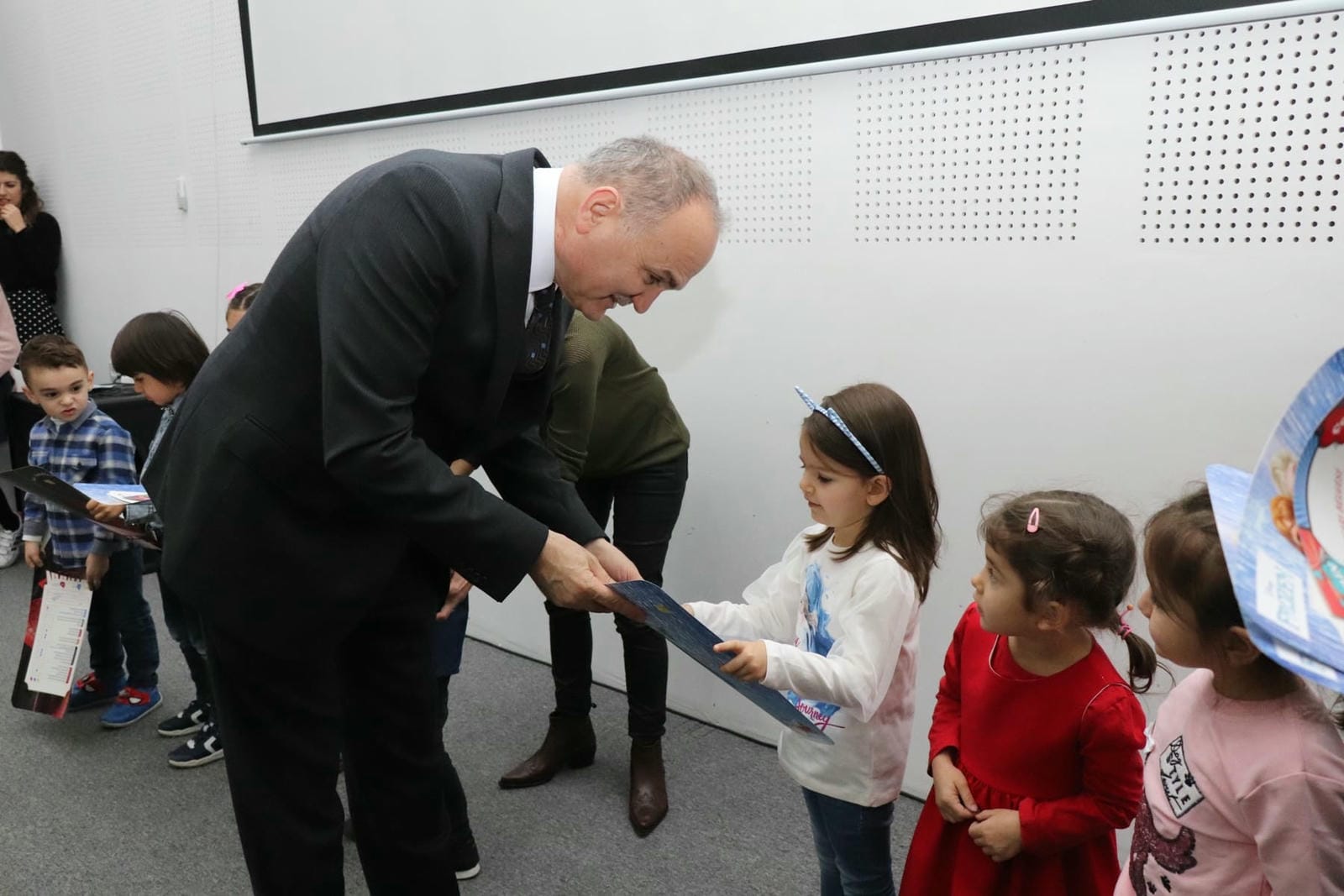 ÇOCUK ÜNİVERSİTESİ İÇİN RENKLİ AÇILIŞ