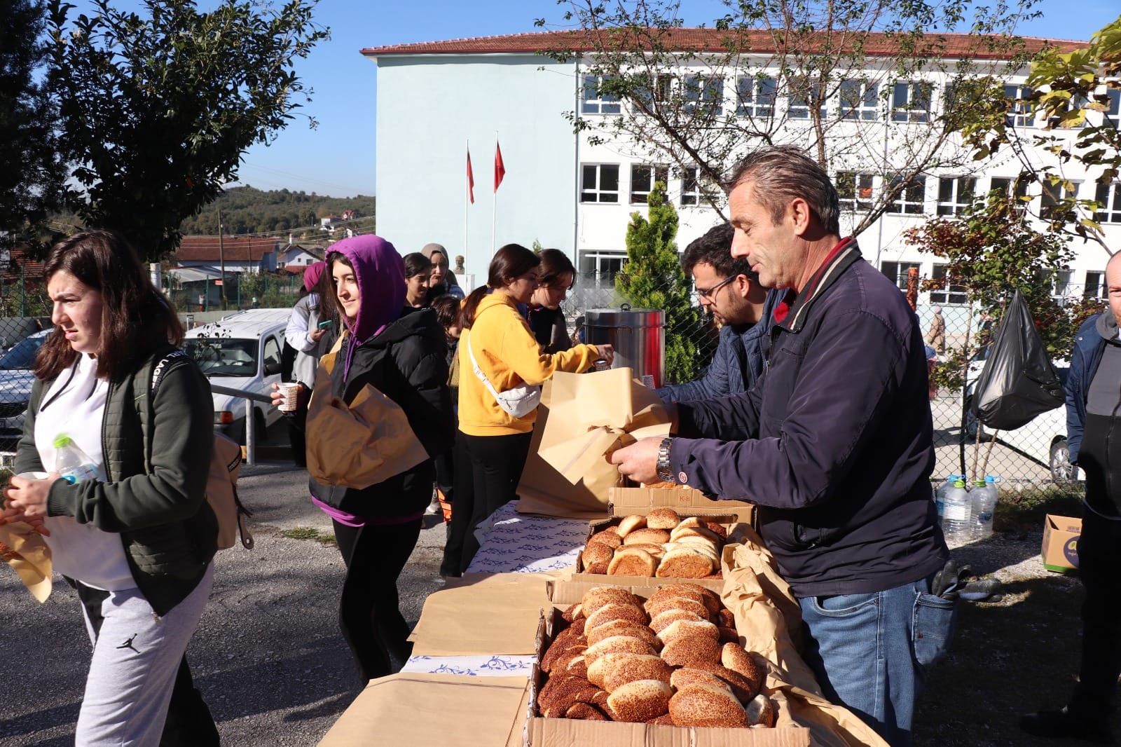 DOĞAL PARKURDA YÜRÜYÜŞ YAPTILAR