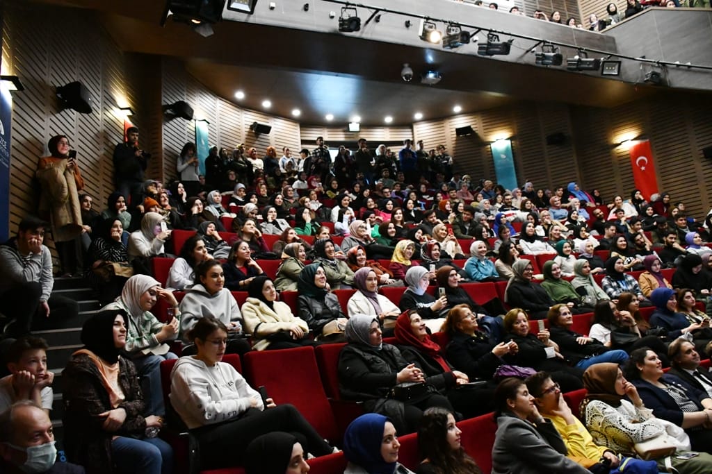 DÜZCE BELEDİYESİNİN KÜLTÜR SANAT ETKİNLİKLERİ SÜRÜYOR