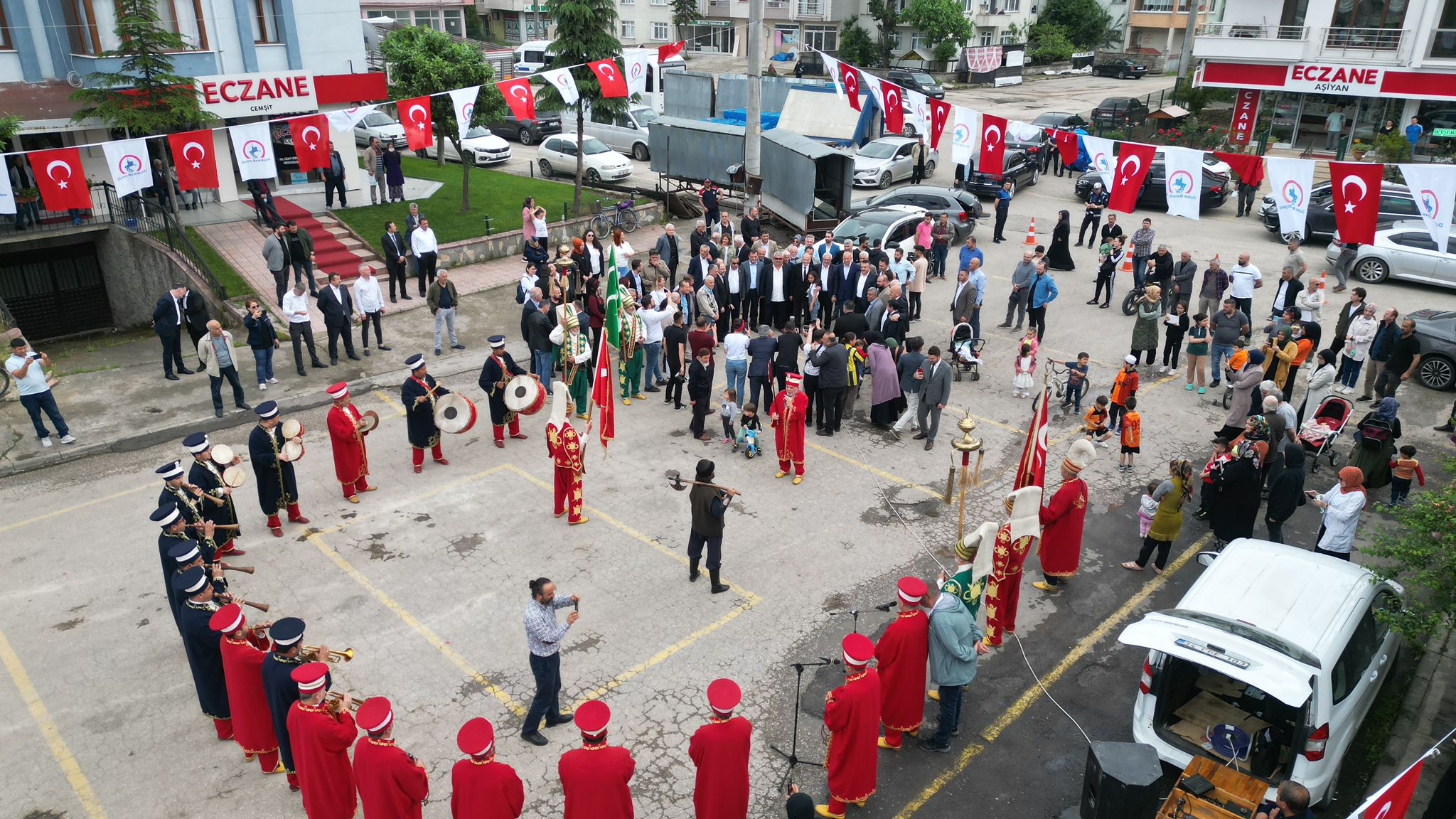 BİR MAHALLEYE DAHA MODERN PAZARYERİ