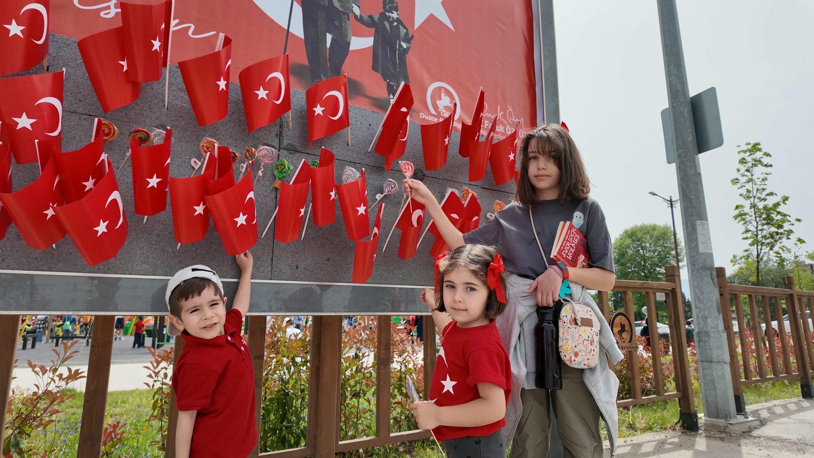 23 NİSAN’DA REKLAM PANOLARINA BAYRAK VE ŞEKER ASILDI