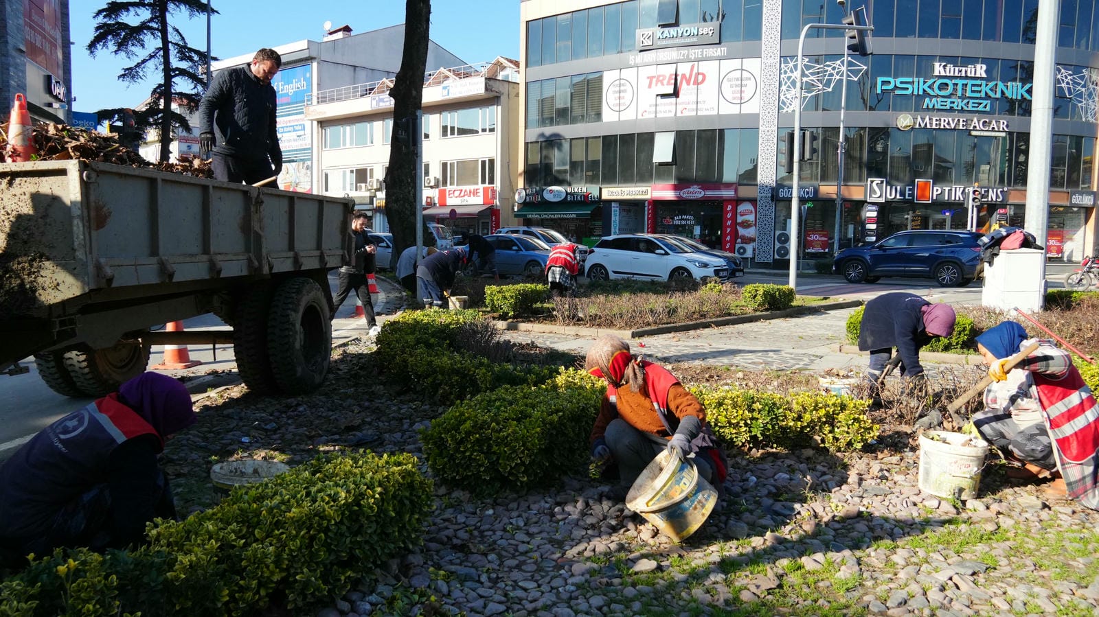 KALDIRIM TADİLATI VE PEYZAJ ÇALIŞMALARI DEVAM EDİYOR