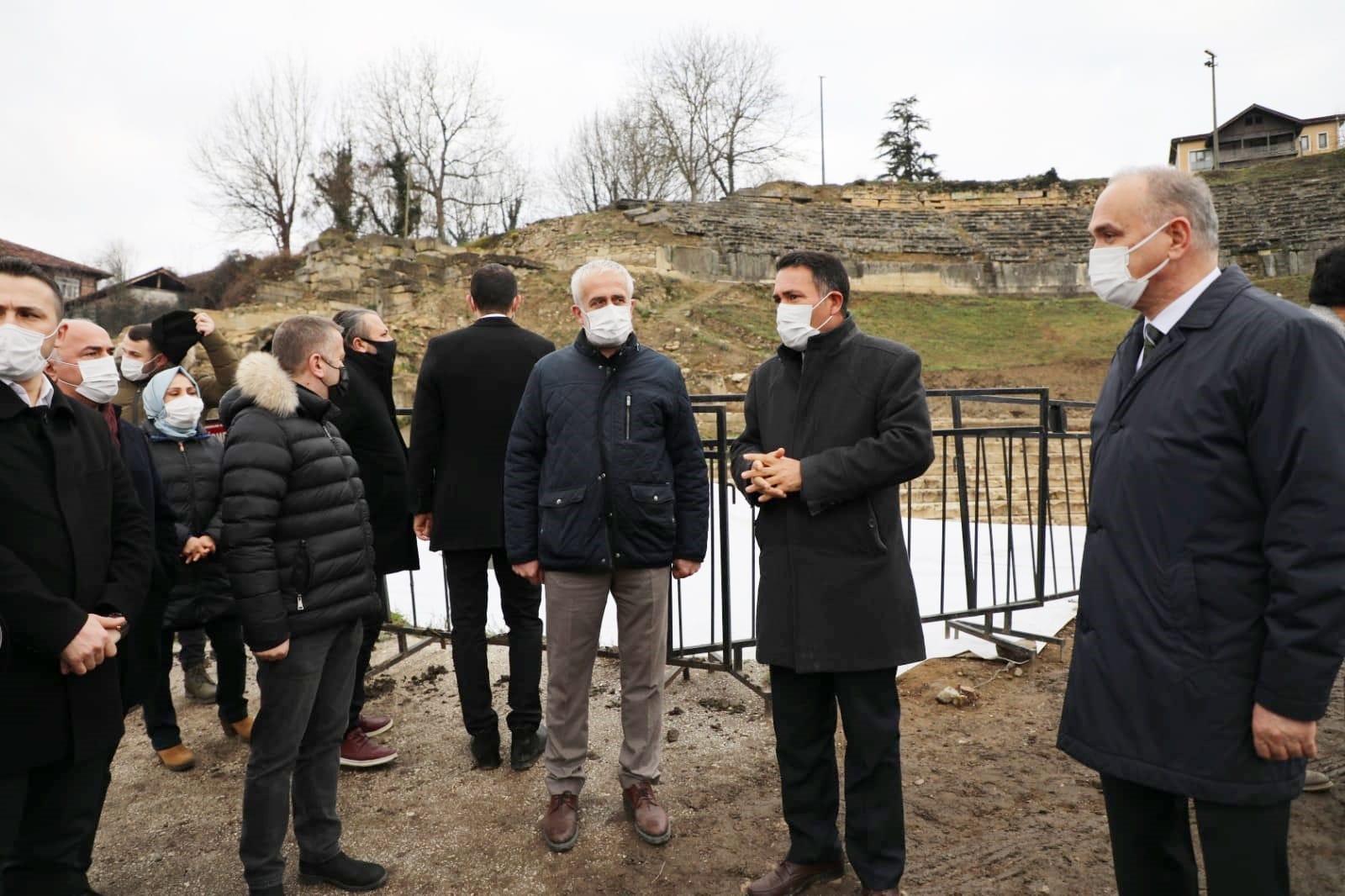 AK PARTİ HEYETİNDEN KAZI ALANINA ZİYARET
