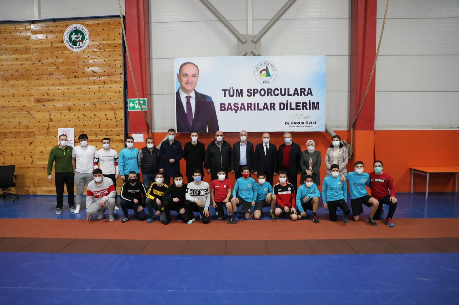 ÖZLÜ, GÜREŞÇİLERLE BİRARAYA GELDİ
