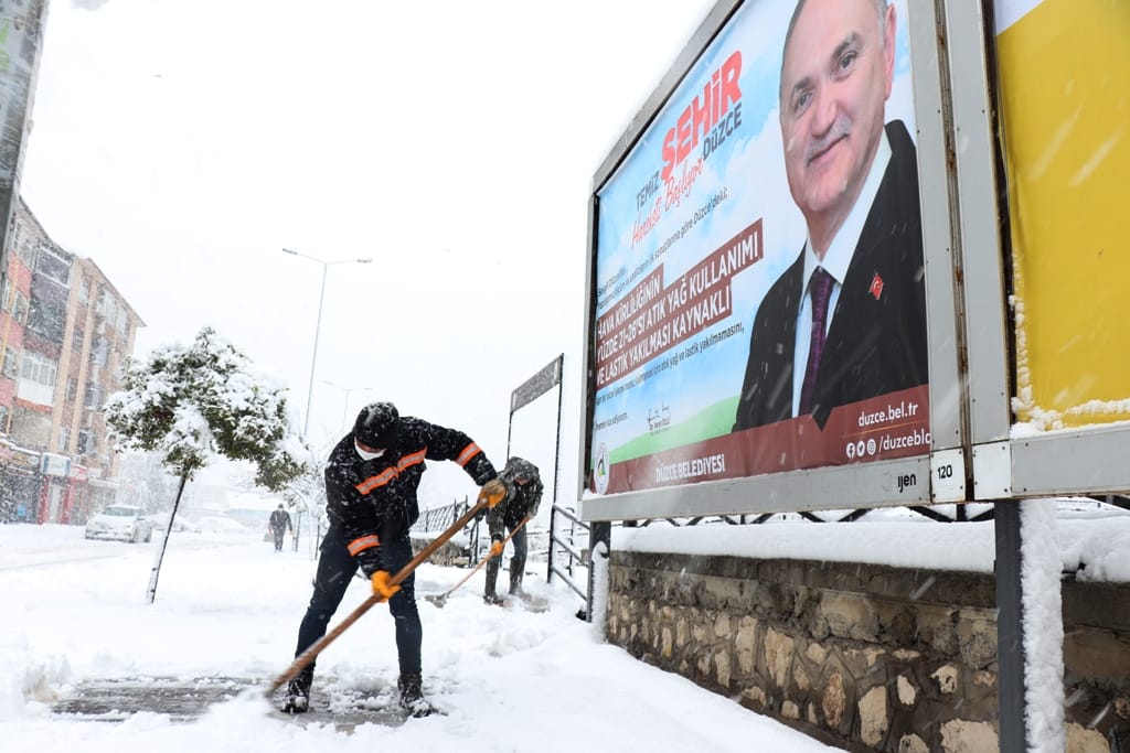 DÖRT BİR YANDA KAR MESAİSİ