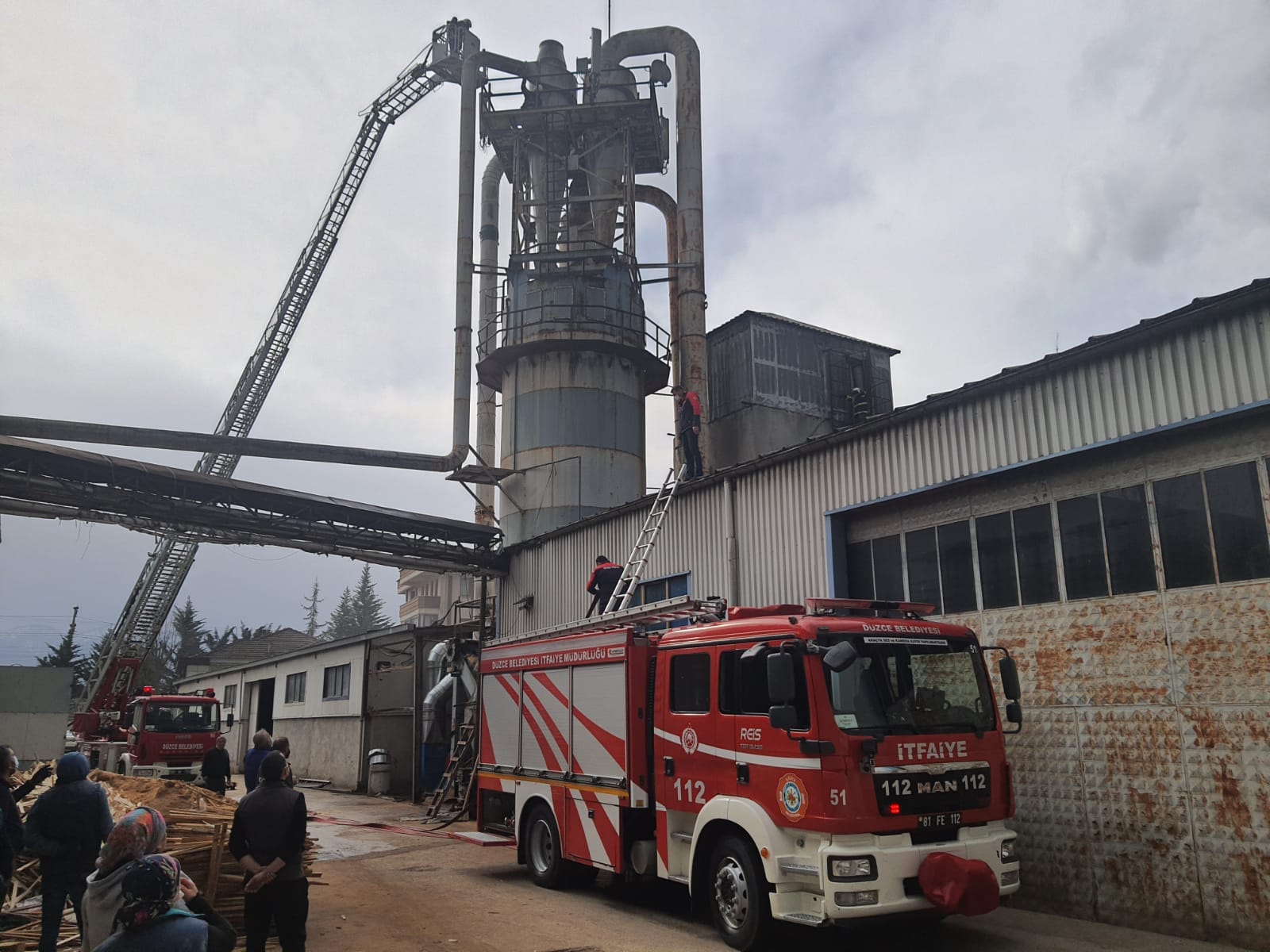İTFAİYE EKİPLERİNDEN HIZLI MÜDAHALE