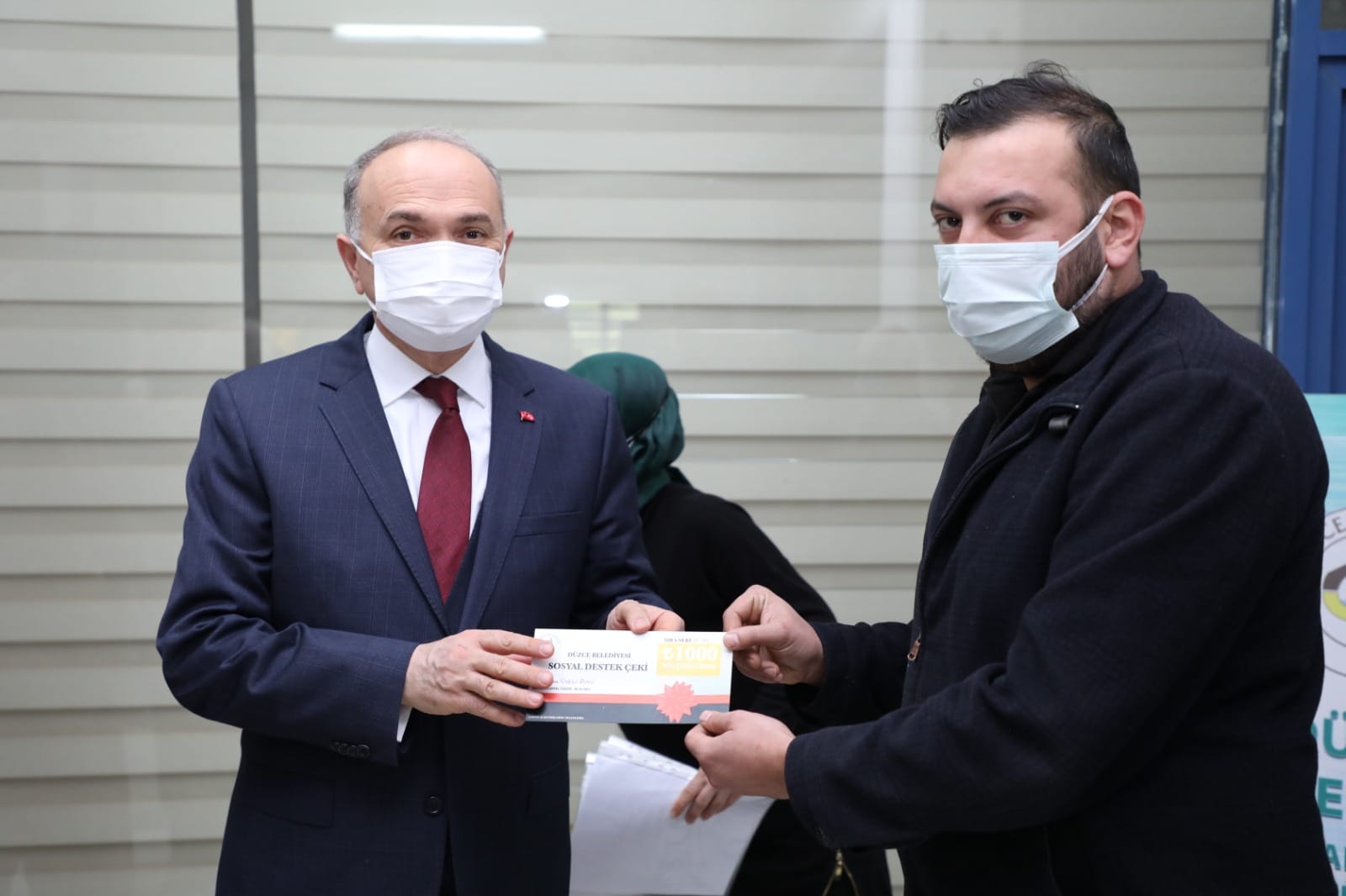 DÜZCE BELEDİYESİ ESNAFIN YANINDA