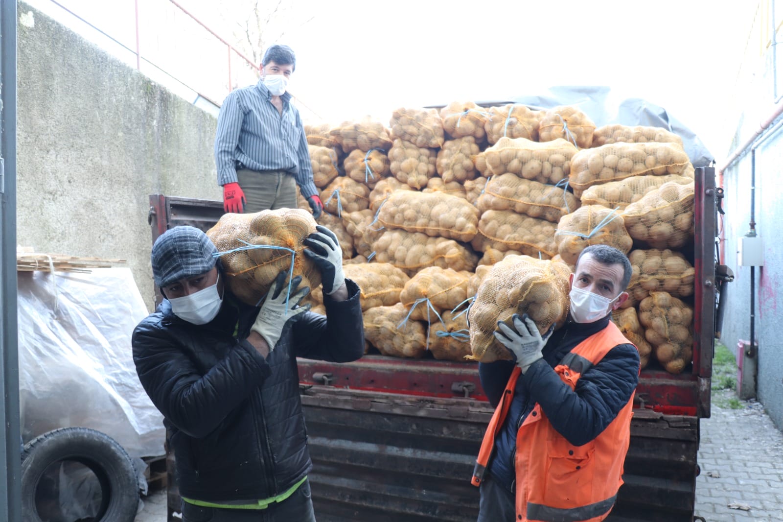 30 TON PATATES DAĞITIMA ÇIKTI