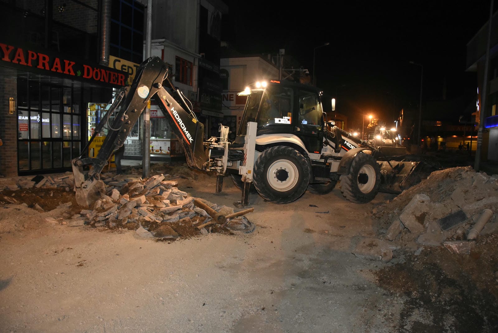DÜZCE BELEDİYESİ’NDEN TAM KAPANMA MESAİSİ