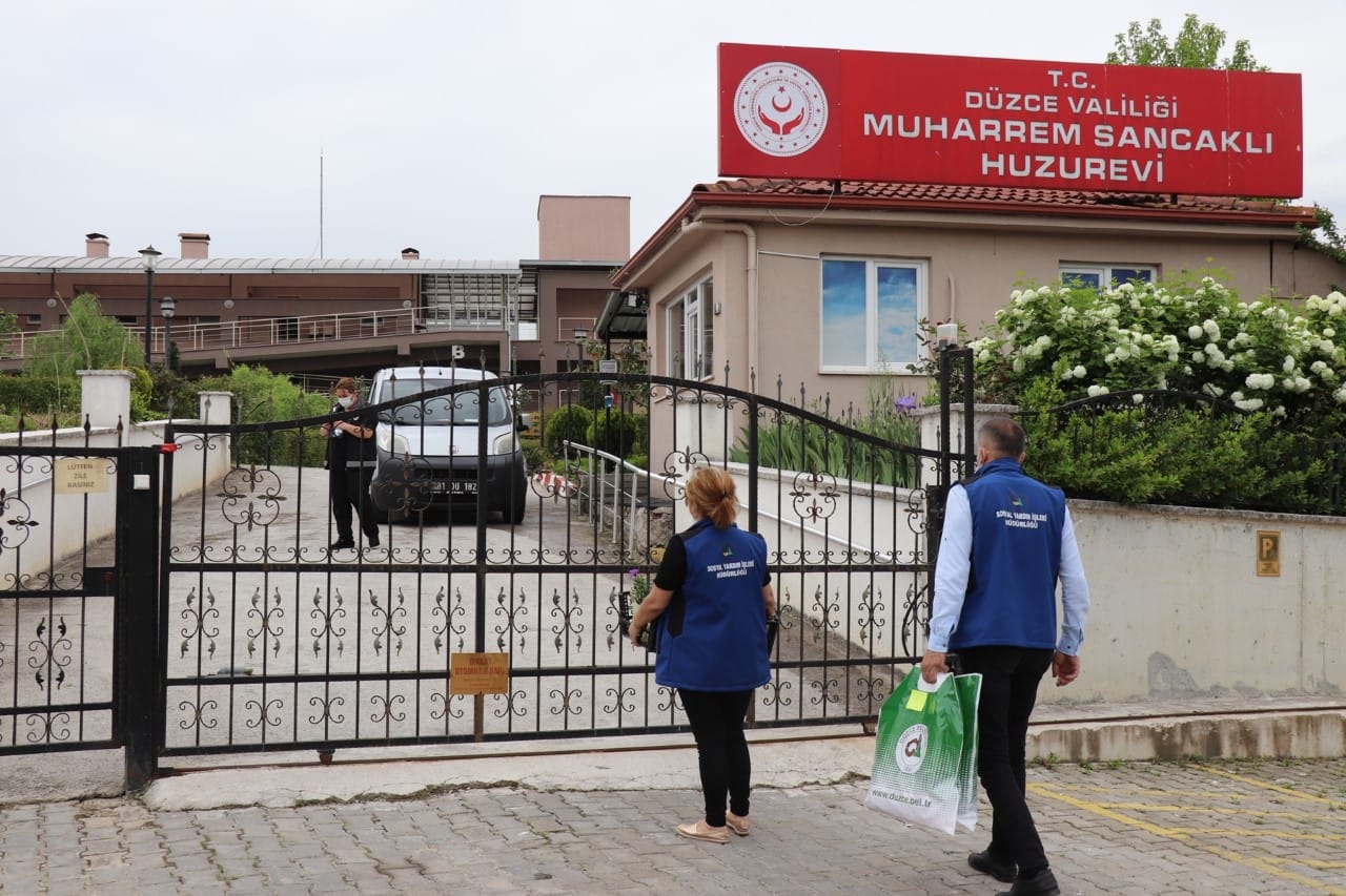 HUZUR EVİNDE KALAN ANNELER UNUTULMADI