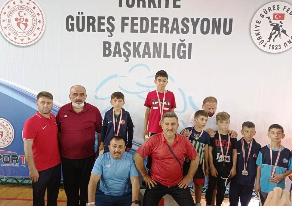 GÜREŞÇİLERDEN BÜYÜK BAŞARI