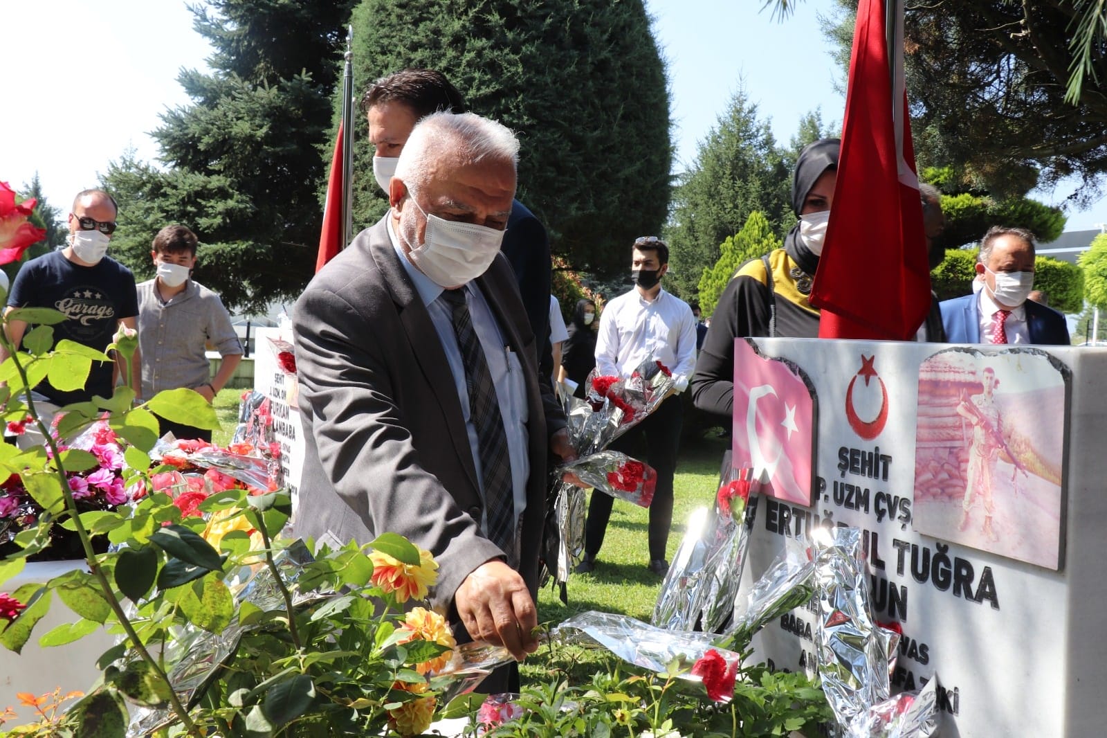 AVUÇLAR ŞEHİTLER İÇİN AÇILDI