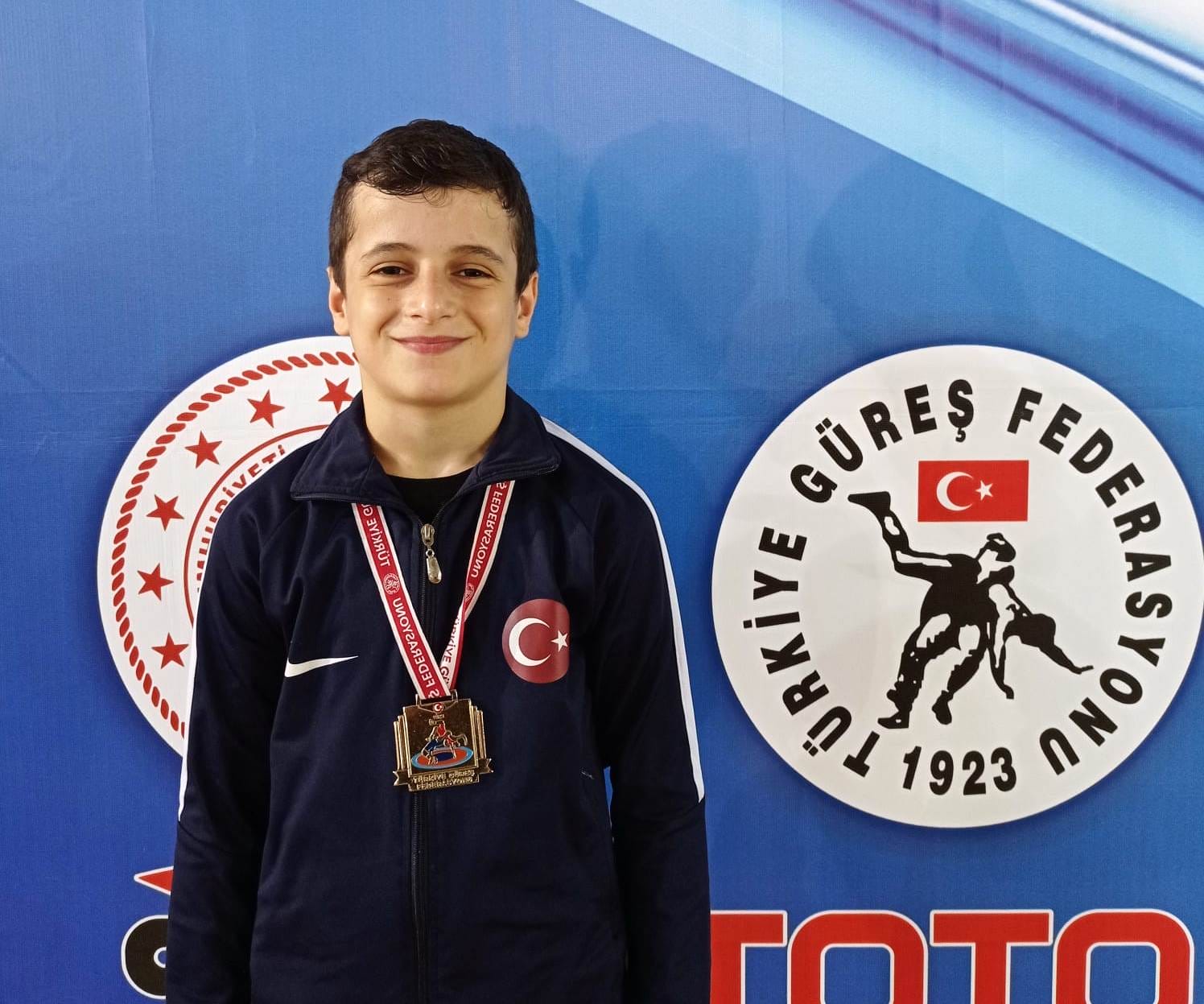 BELEDİYE GÜREŞ KULÜBÜ BAŞARIYA DOYMUYOR