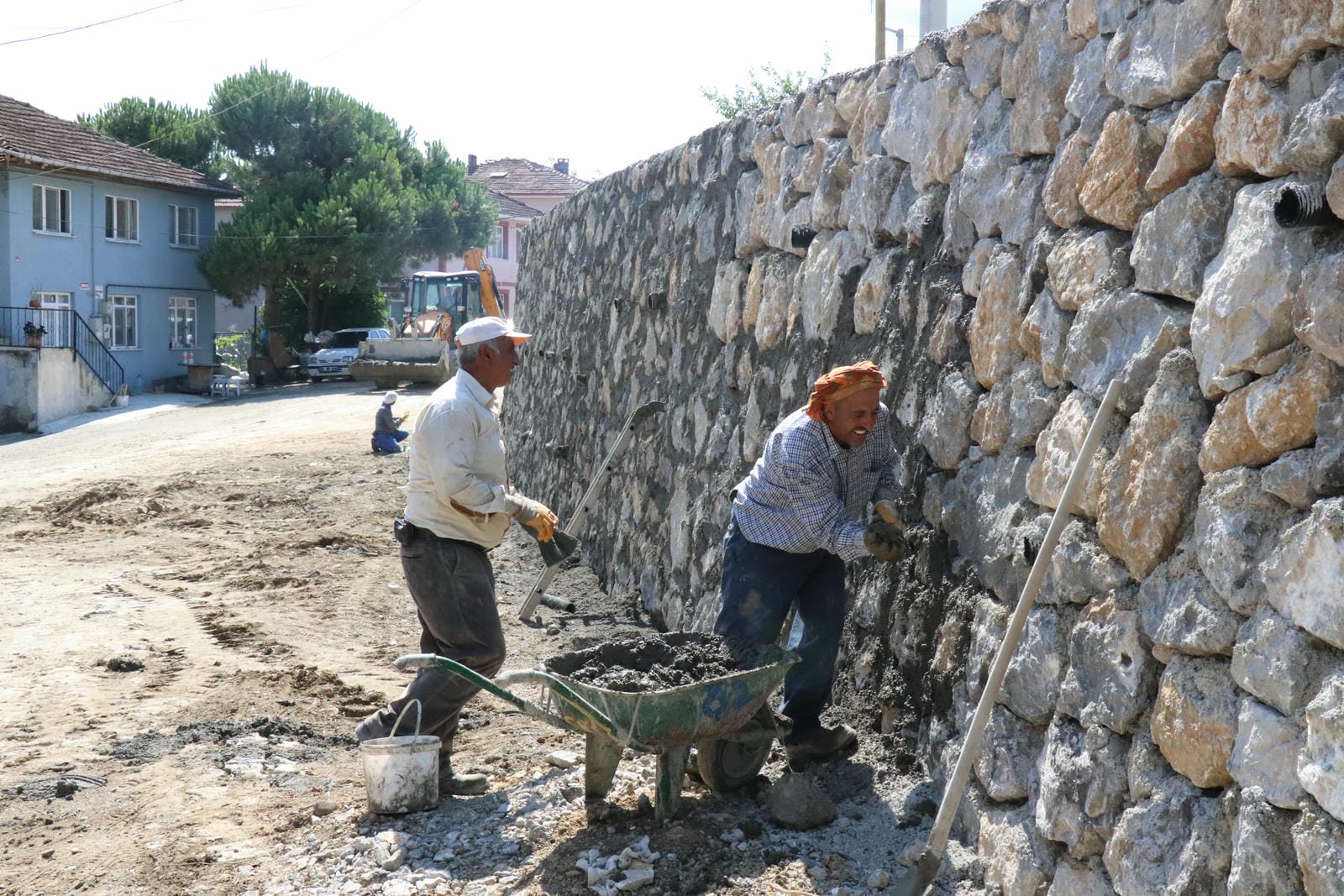 İSTİNAT DUVARI İLE YOLLAR DAHA GÜVENLİ