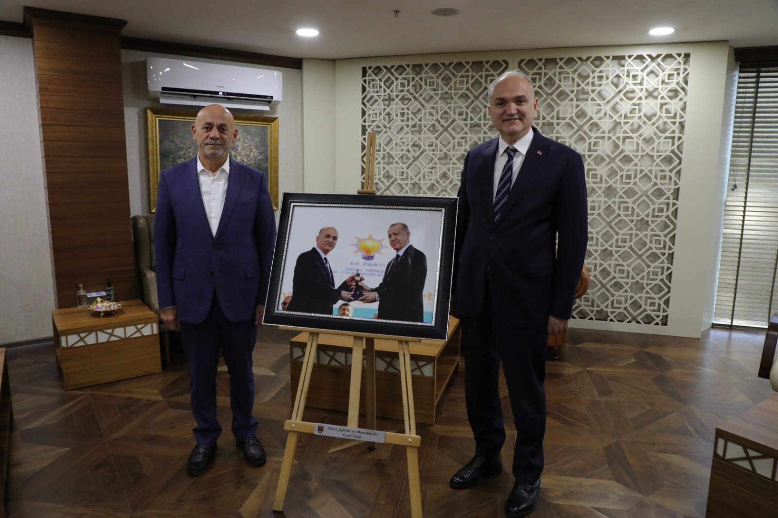 YILMAZ’DAN ÖZLÜ’YE ANLAMLI HEDİYE
