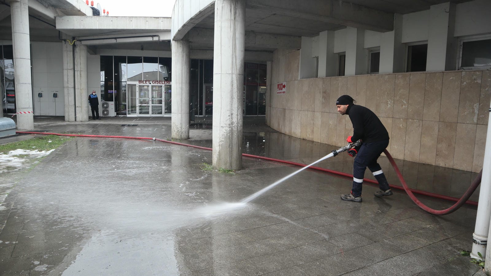 YOLCU VE OTOBÜSLERİN KULLANDIĞI ALANLAR DEZENFEKTE EDİLDİ