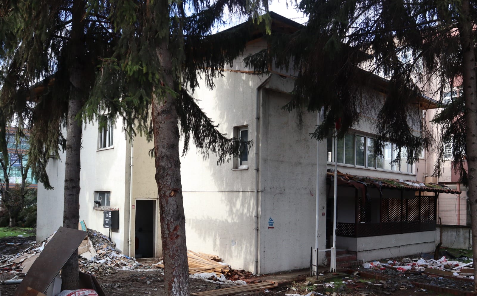 KÜTÜPHANENİN İÇ TADİLATI TAMAMLANIYOR
