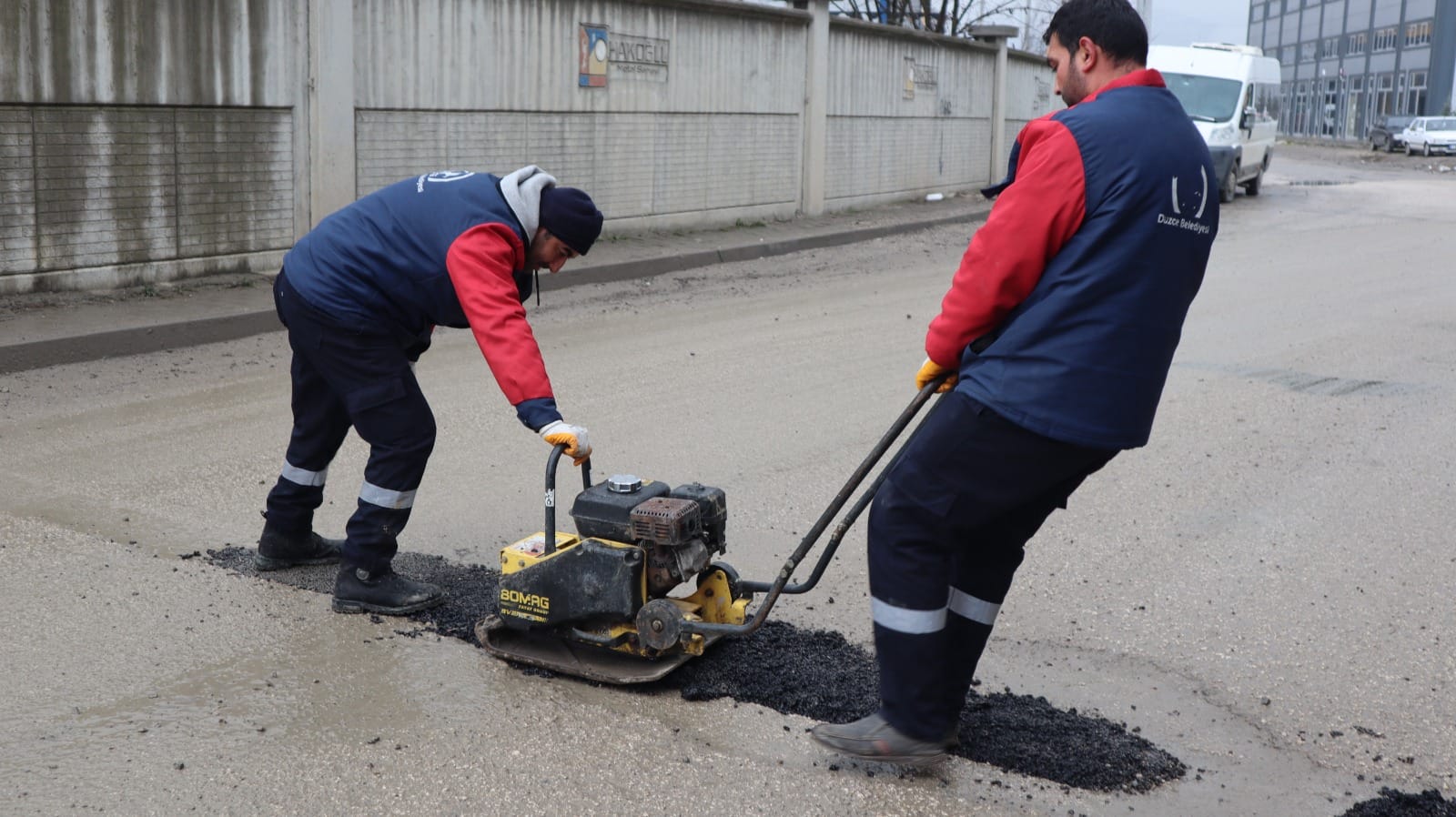 BOZULAN YOLLAR TAMİR EDİLİYOR