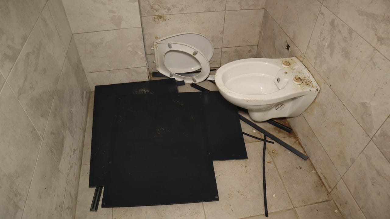 MİLLET BAHÇESİNDEKİ UMUMİ TUVALETİN KAPISI KIRILDI