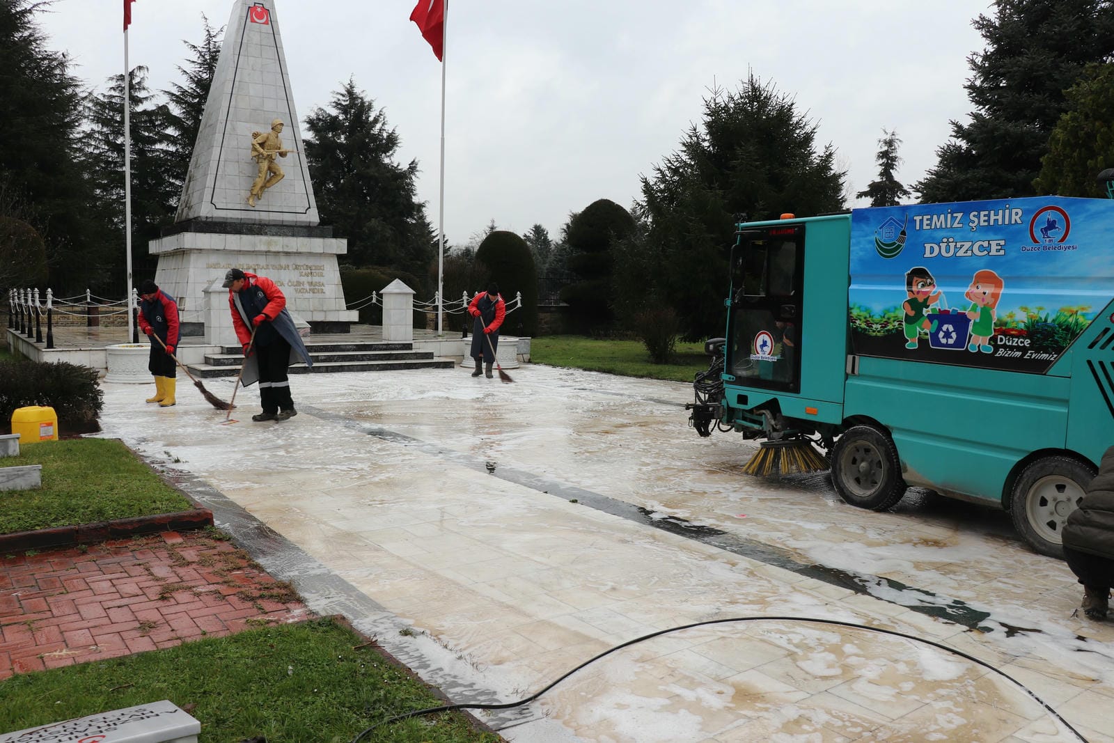 ŞEHİTLİKTE DETAYLI TEMİZLİK ÇALIŞMASI