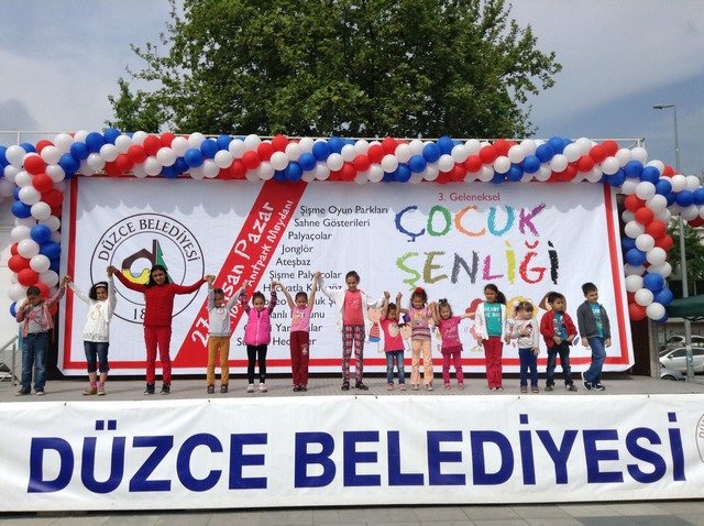 ŞENLİKTE ÇOCUKLAR GÖNÜLLERİNCE EGLENDİ