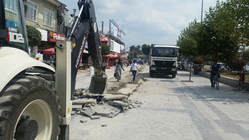 TRAMVAY KANAL KAZISI AVM ÖNÜNE GELDİ