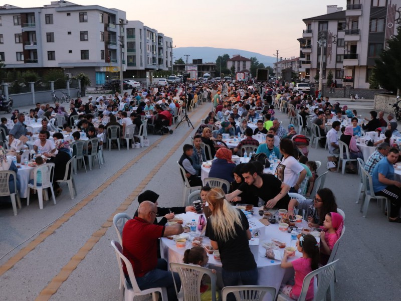 İFTAR SOFRASI KOÇYAZI VE METEK İÇİN KURULDU