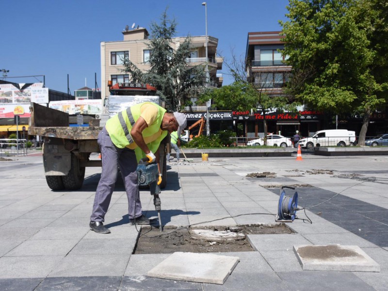 ANITPARKTA KIRILAN TAŞLAR YENİLENİYOR