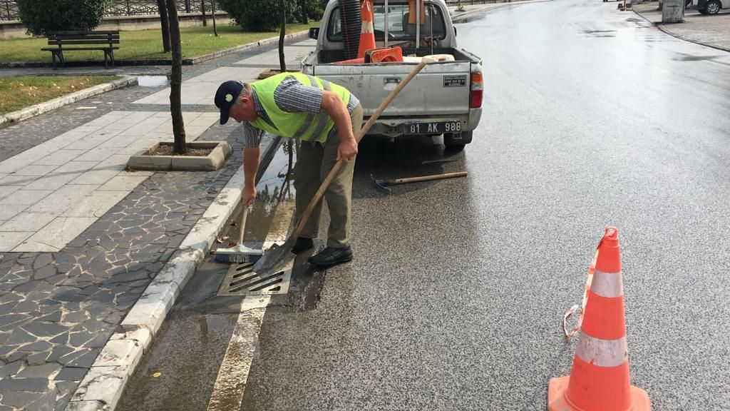 YAĞMUR SUYU MAZGALLARI TEMİZLENİYOR