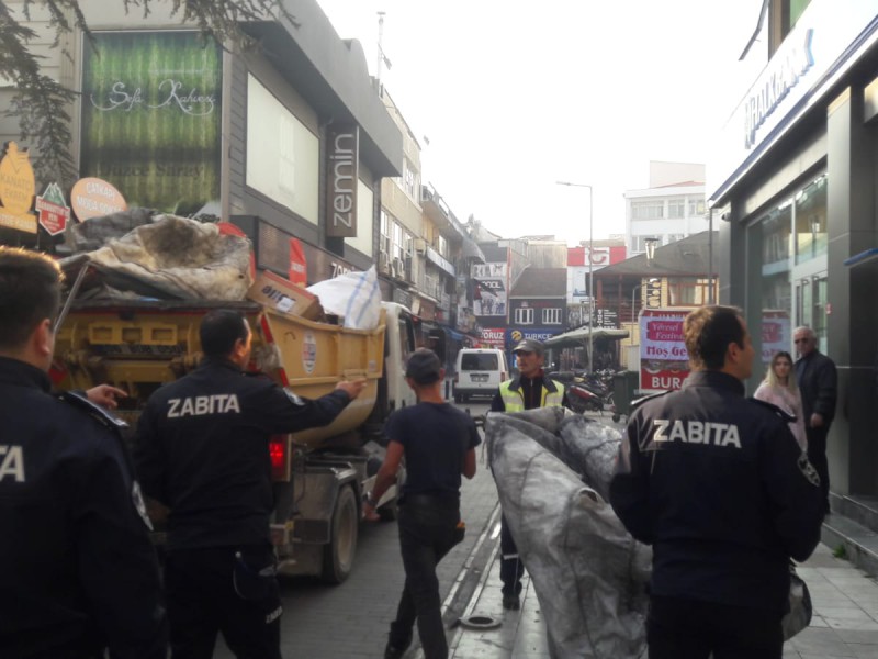 ZABITA EKİPLERİNE ENGEL OLMAYA ÇALIŞTILAR