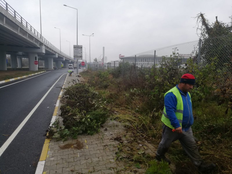 YENİ ÇEVRE YOLU REFÜJLERİNDE TEMİZLİK YAPILDI